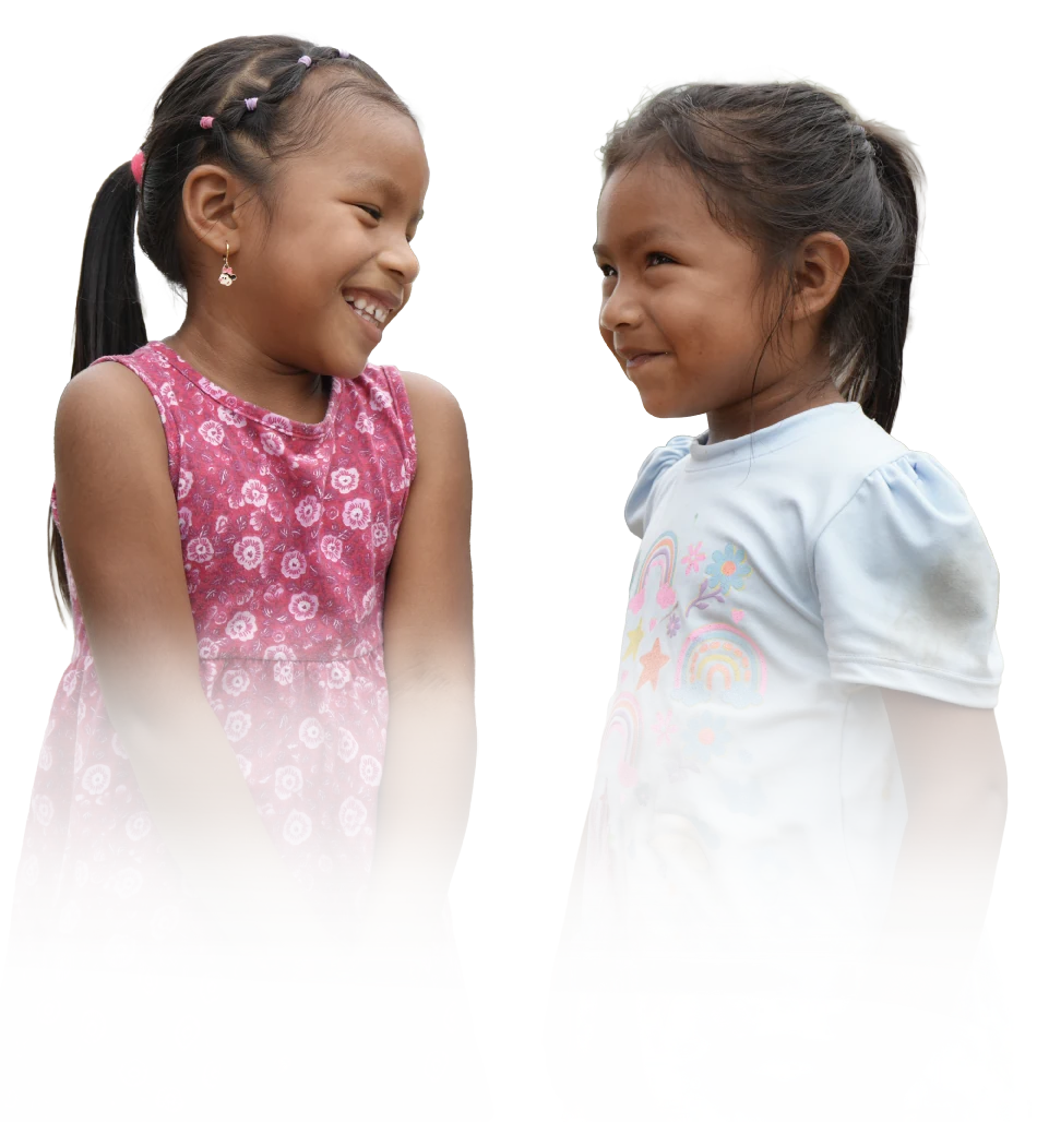 Dos niñas sonriendo en Guainía