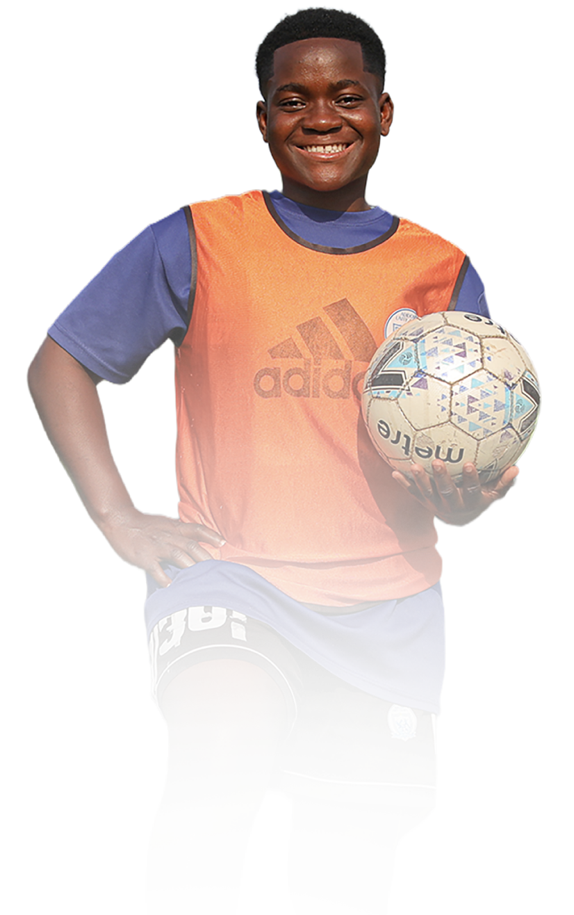 Joven con balón de fútbol