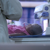 Fotografía de bebé en una consulta médica