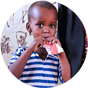 fotografía de niño beneficiado por tratamiento contra la desnutrición por parte de UNICEF