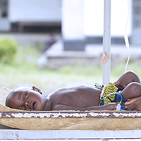 Fotografía de bebé recibiendo atención médica en una brigada de UNICEF