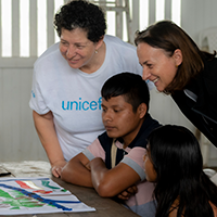 Fotografía de niños en medio de un taller con trabajadoras de UNICEF