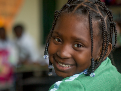 Fotografía de niña en institución educativa apoyada por UNICEF