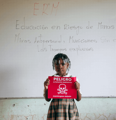 niña aprende riesgo de minas