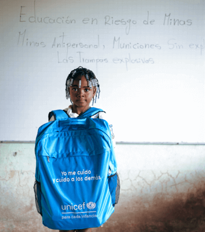 niña con kit en riesgo de minas