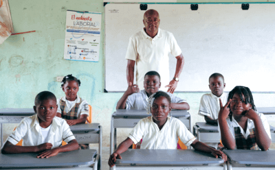 niños y niñas en aula de clase