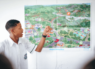 niño explicando riesgo de minas