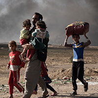 padre_y_sus_hijos_huyen_del_conflicto