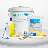 Fotografía de kit de higiene y potabilización de agua para emergencias	