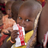 Fotografía de niño comiendo alimento terapéutico tras ser revisado por UNICEF	