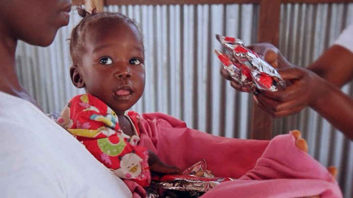 Niña recibiendo alimento terapeutico