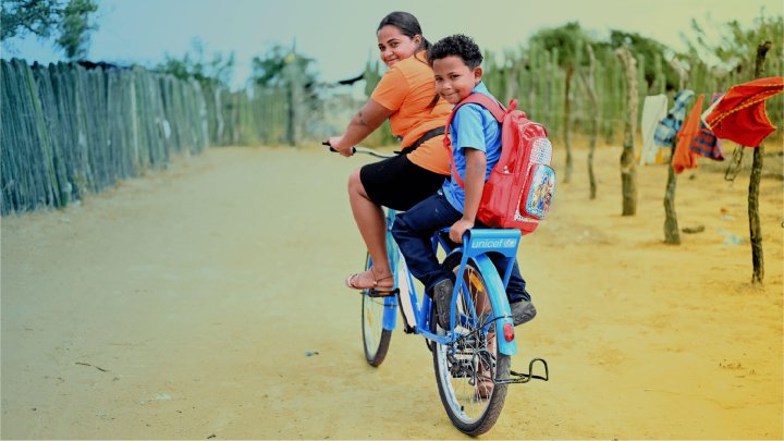 Madre e hijo en una bicicleta
