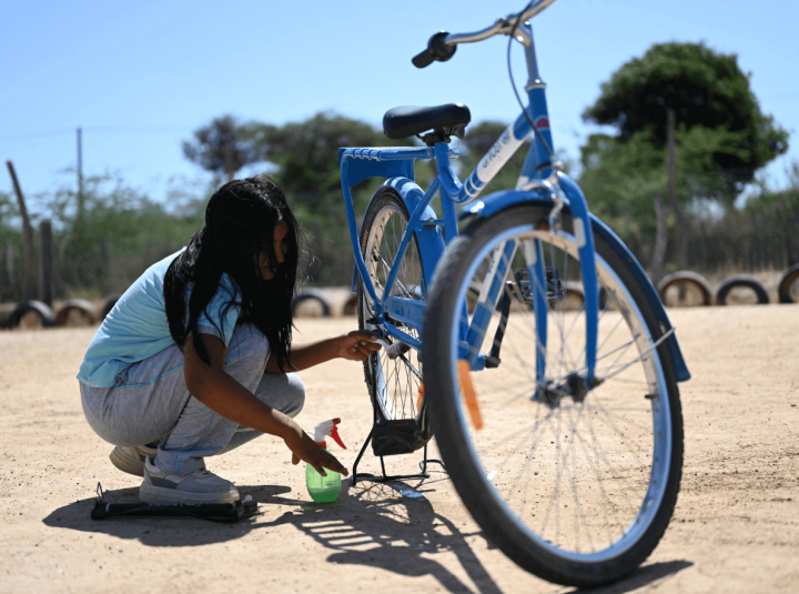 niña arreglando bicicleta