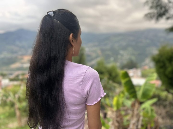 María Camila mira el horizonte en las montañas de Colombia