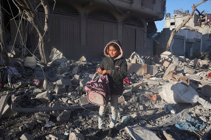 Niña sobre escombros en Gaza