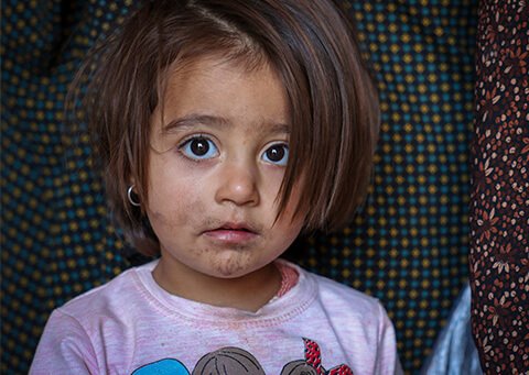 Niña mirando a la cámara