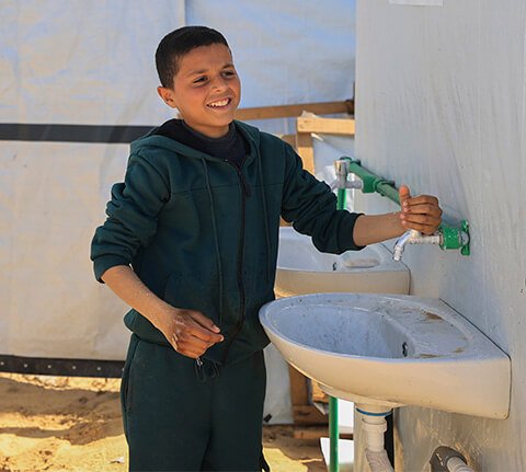 Niño lavandose las manos