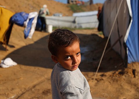 Niño mirando a la cámara