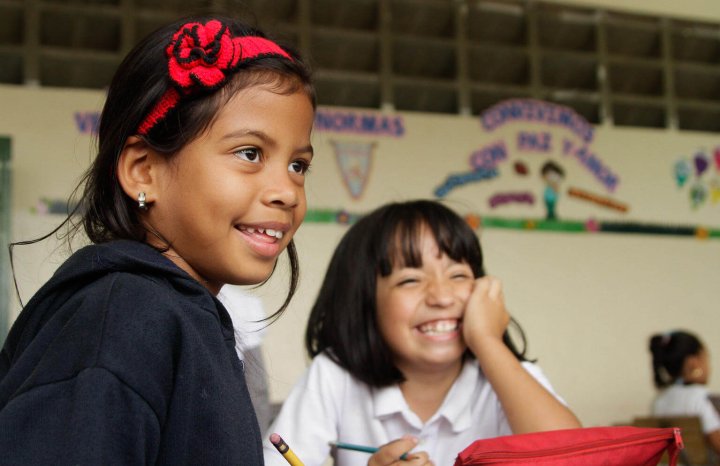 niñas-sonriendo-educacion
