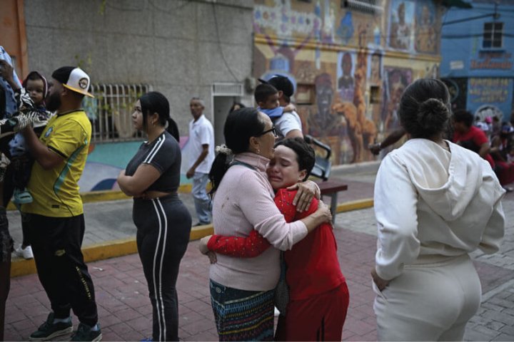 Familia tras terremoto en Venezuela