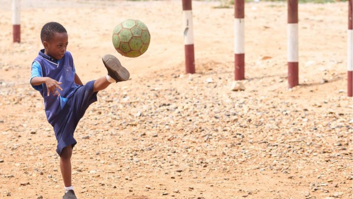 Niño jugando fútbol