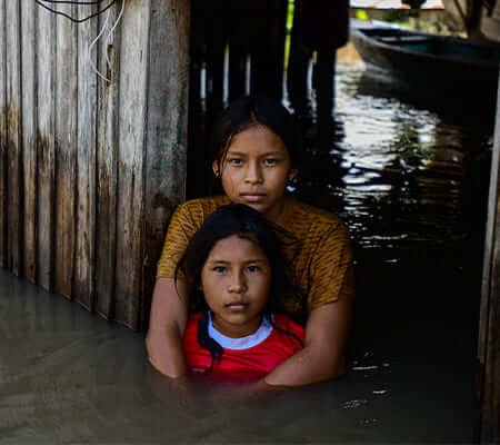 Niñas afectadas por inundaciones — dona aquí para que UNICEF pueda responder ante emergencias humanitarias por desastres naturales