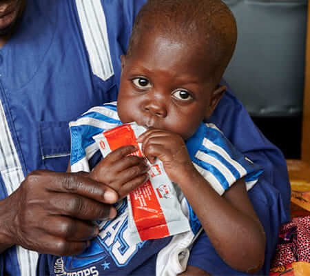 Bebé vulnerable tomando leche — dona aquí para fortalecer los programas de protección a la niñez de UNICEF Colombia