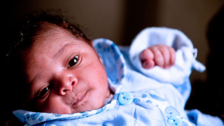 recien nacido mirando a la camra