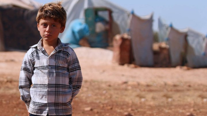 Fotografía de un niño víctima de un terremoto, vive ahora en albergues de UNICEF