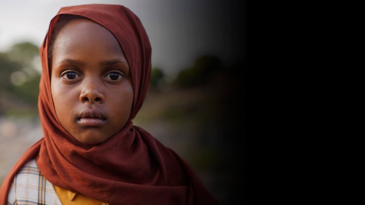 Niña mirando a la camara