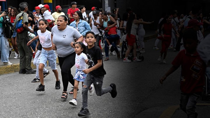 Familia corriendo asustada después del terremoto en Venezuela
