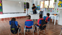 niños estudiando riesgo de minas antipersonales