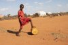 Niño en Somalia recogiendo agua