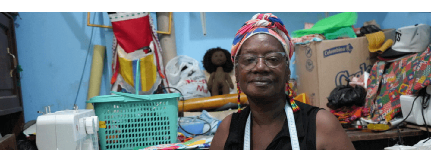 Eirene mostrando las muñecas que fabrica