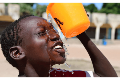 niño con agua