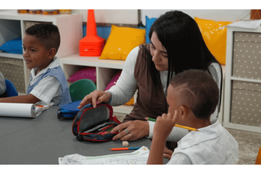 niño en la escuela