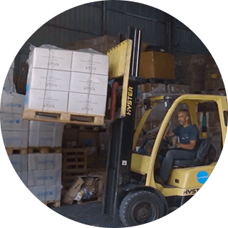funcionario de UNICEF moviendo cajas de ayuda con un montacarga
