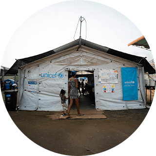 Una carpa grande de UNICEF colocada para dar refugio durante la emergencia