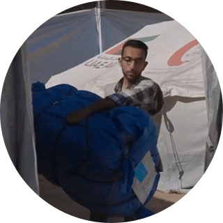 funcionario de UNICEF moviendo paquetes con ayuda para el invierno