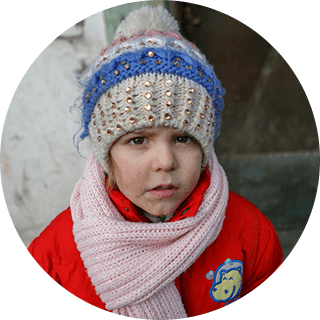 niña en el invierno sobre la nieve