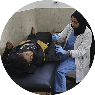 Médico atendiendo a niño en Gaza