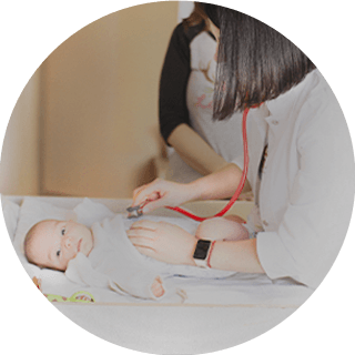 Médico atendiendo a un bebé