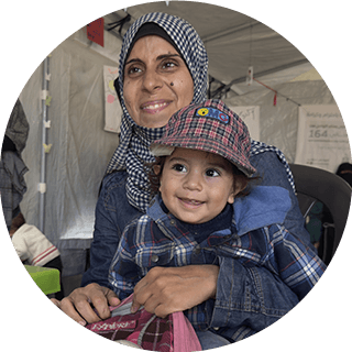 Mujer con bebé en brazos