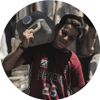 Niño llevando agua potable