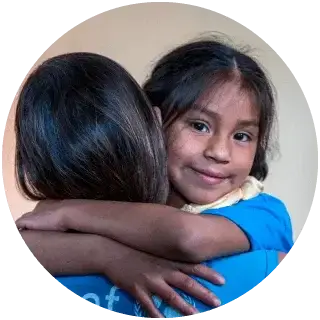 dos niñas felices abrazandose