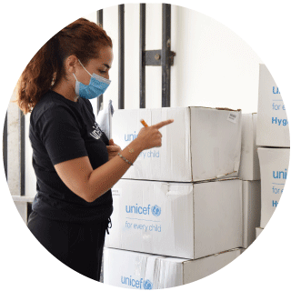 Funcionario de UNICEF trabajando en terreno llevando alimento terapeutico