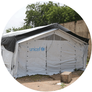 funcionario de UNICEF moviendo cajas de ayuda con un montacarga