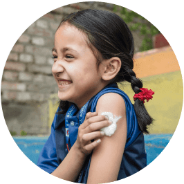 ninia siendo vacunada y feliz