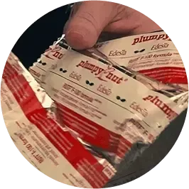 lote de alimento terapeutico sobre una mesa