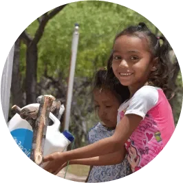 nina feliz con acceso a agua